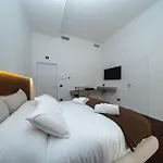 Donna Isabella - Boutique Bed and Breakfast Σαλέρνο